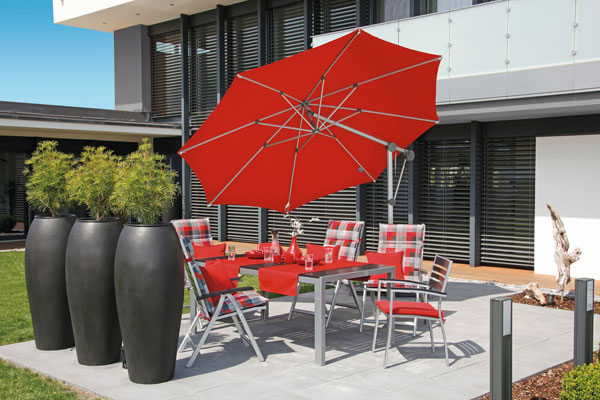 Ampelschirm Sonnenschirm im privaten Bereich exklusiv bei ZEOTTEXX Gartenmöbelausstellung in Bolheim