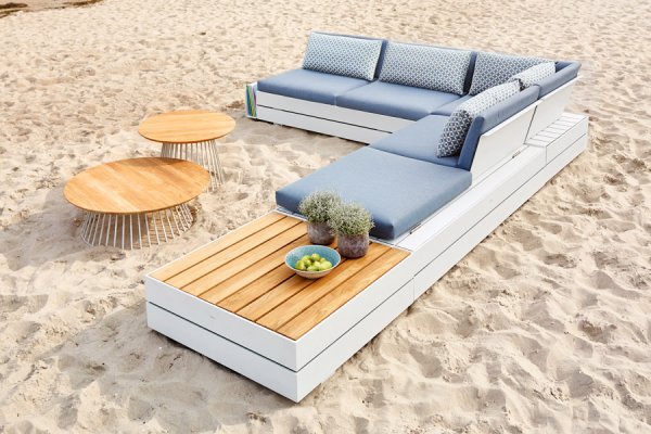 Lounge für Draußen in weißem Holz mit Beistelltischen und blauer Polsterung
