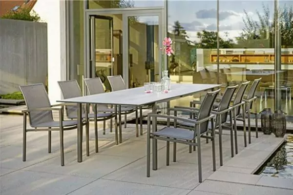Großer Esstisch von STERN mit acht Stühlen in grau