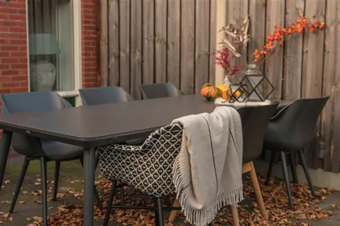 Hartmann Gartentisch mit Gartenstühle im Herbst