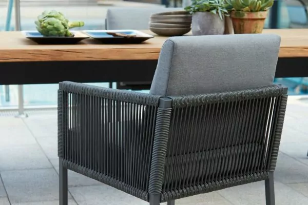 Tisch zweifarbig mit Holzplatte und Stuhl in grau mit Polster